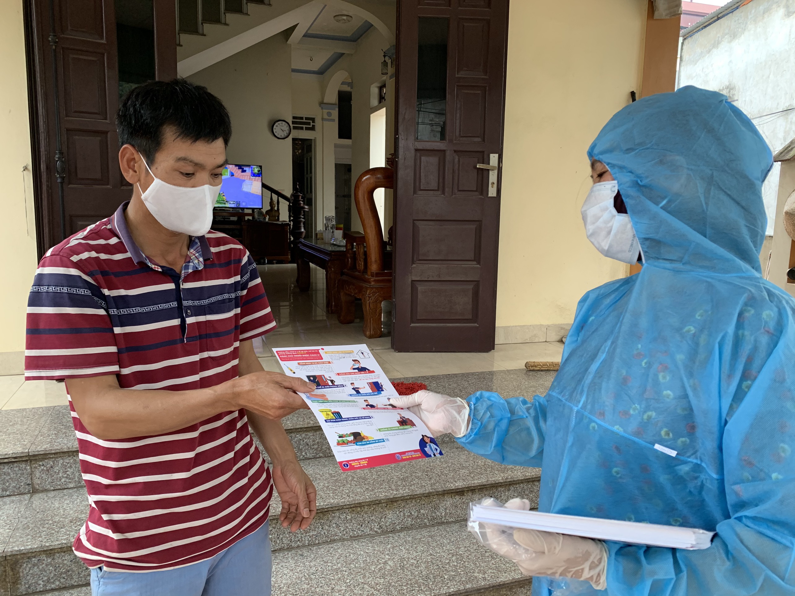 Tăng cường tuyên truyền, hỗ trợ chính quyền và người dân thôn Hạ Lôi chống dịch Covid-19