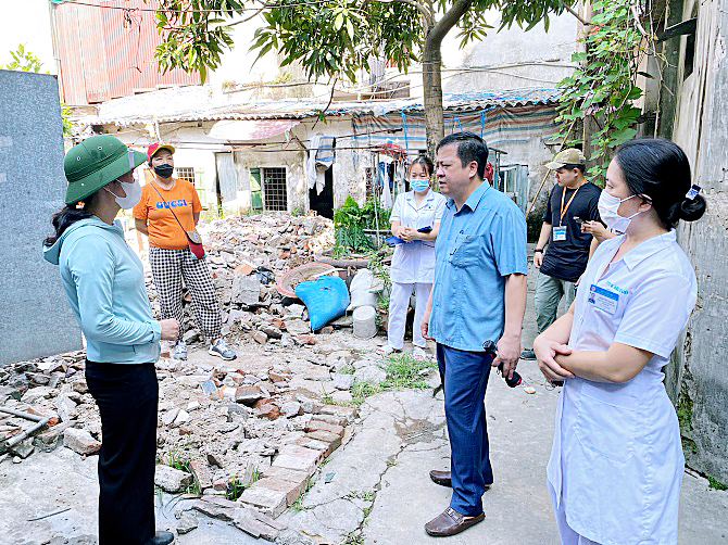 Kiểm tra công tác phòng chống sốt xuất huyết trên địa bàn phường Minh Khai, quận Bắc Từ Liêm