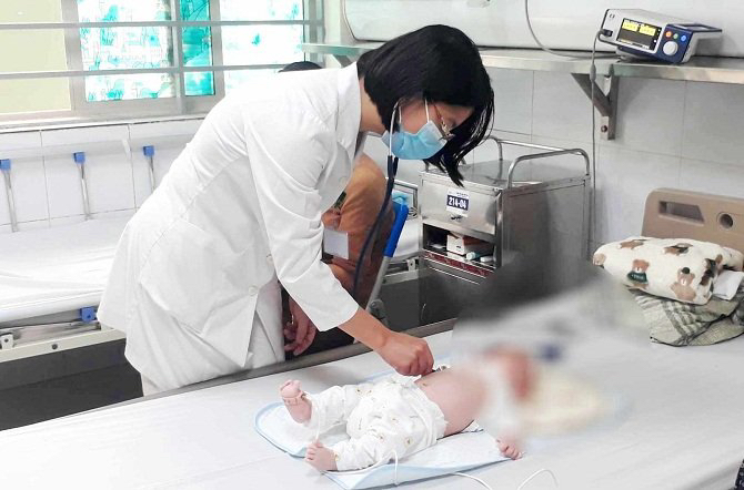 Tiêm phòng vắc xin là biện pháp quan trọng và tốt nhất để phòng tránh bệnh ho gà cho trẻ em