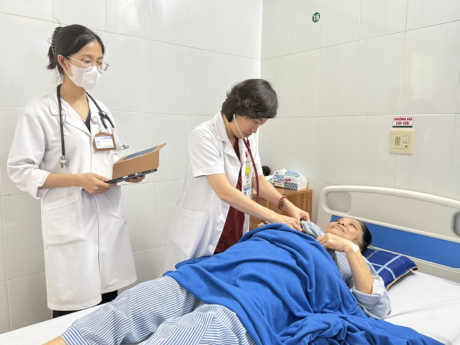 Trẻ nhỏ, người cao tuổi là đối tượng dễ bị ảnh hưởng và mắc các bệnh mùa hè 