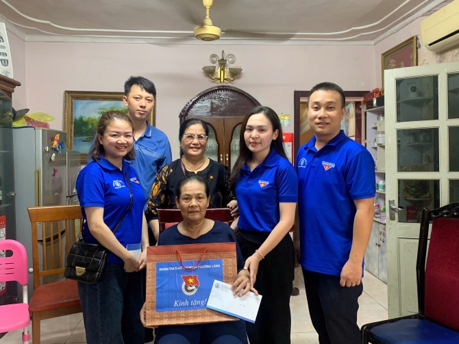Thắp nến tri ân các anh hùng liệt sĩ tại Nhà bia liệt sĩ phường Láng