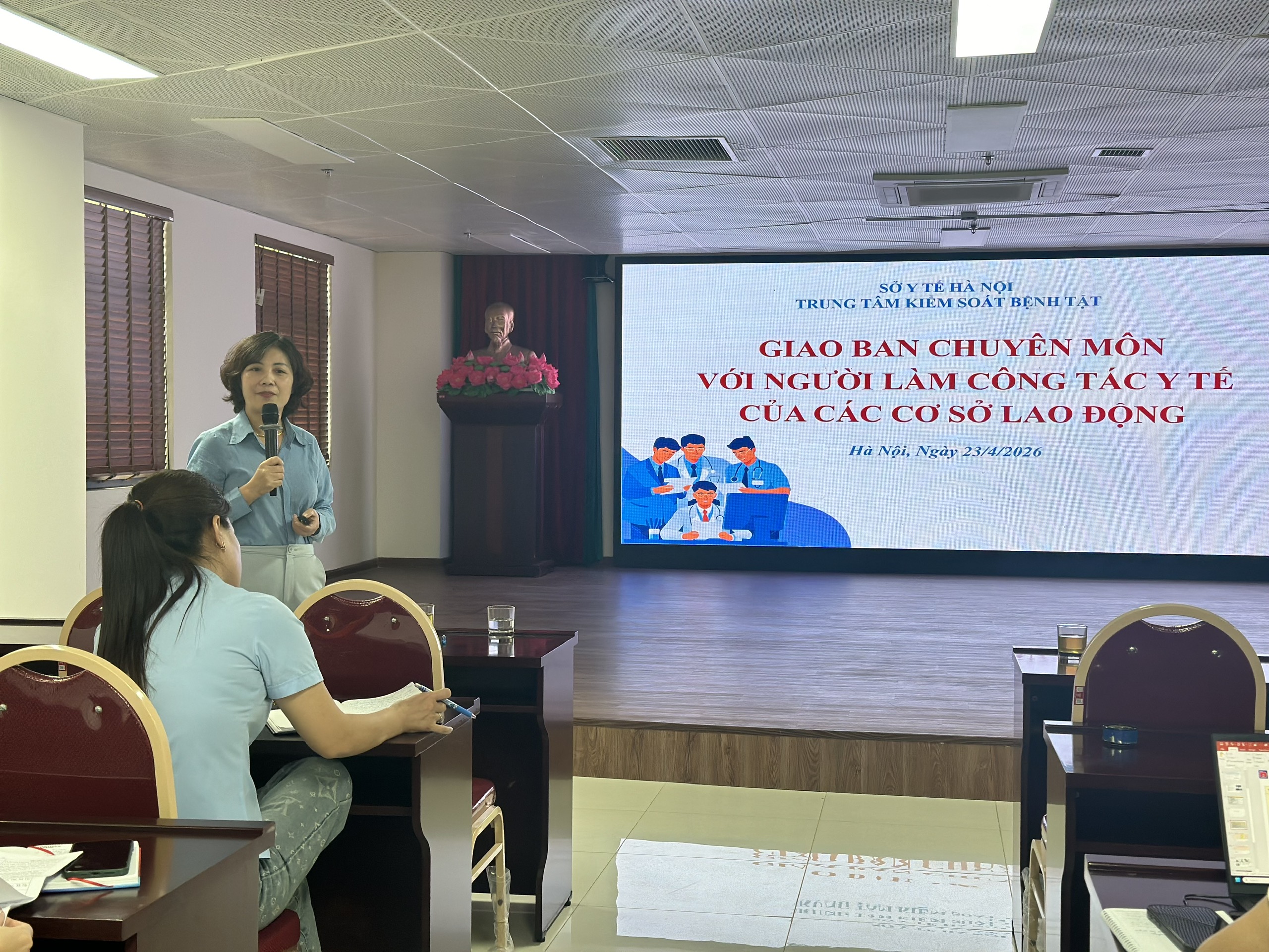 CDC Hà Nội: Giao ban chuyên môn với người làm công tác y tế của 221 cơ sở lao động