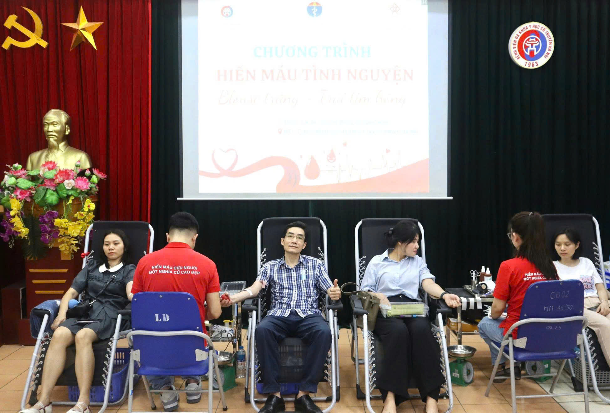 Blouse trắng - Trái tim hồng