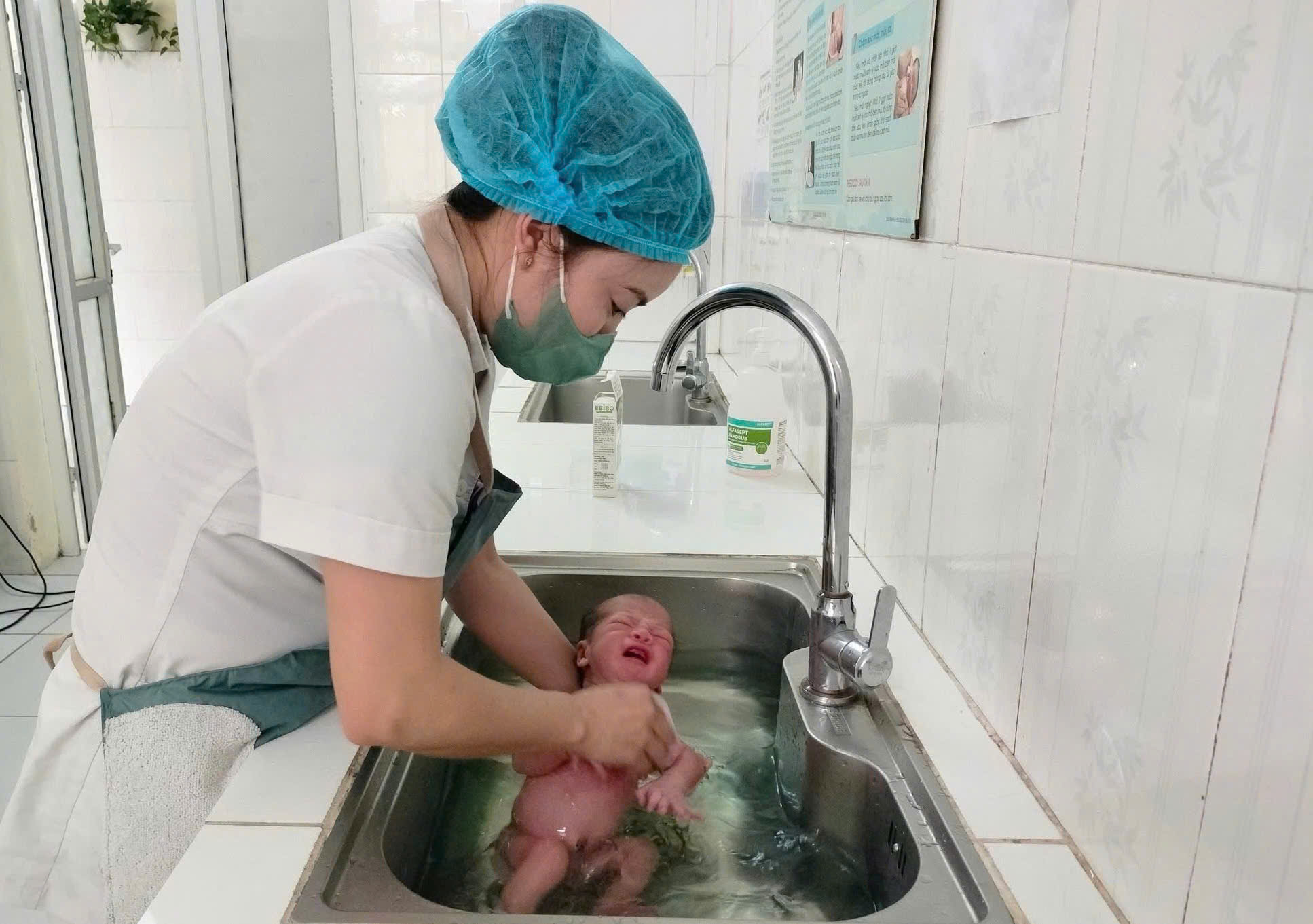 “Thêm một triệu hộ sinh nữa” – Vì sự sống của bà mẹ và trẻ em