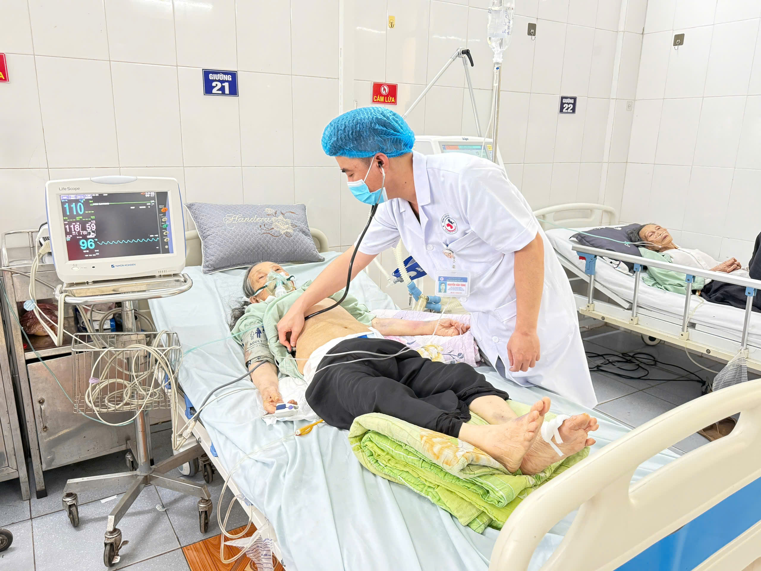 Người cao tuổi cần chủ động bảo vệ sức khỏe trong thời tiết nắng nóng