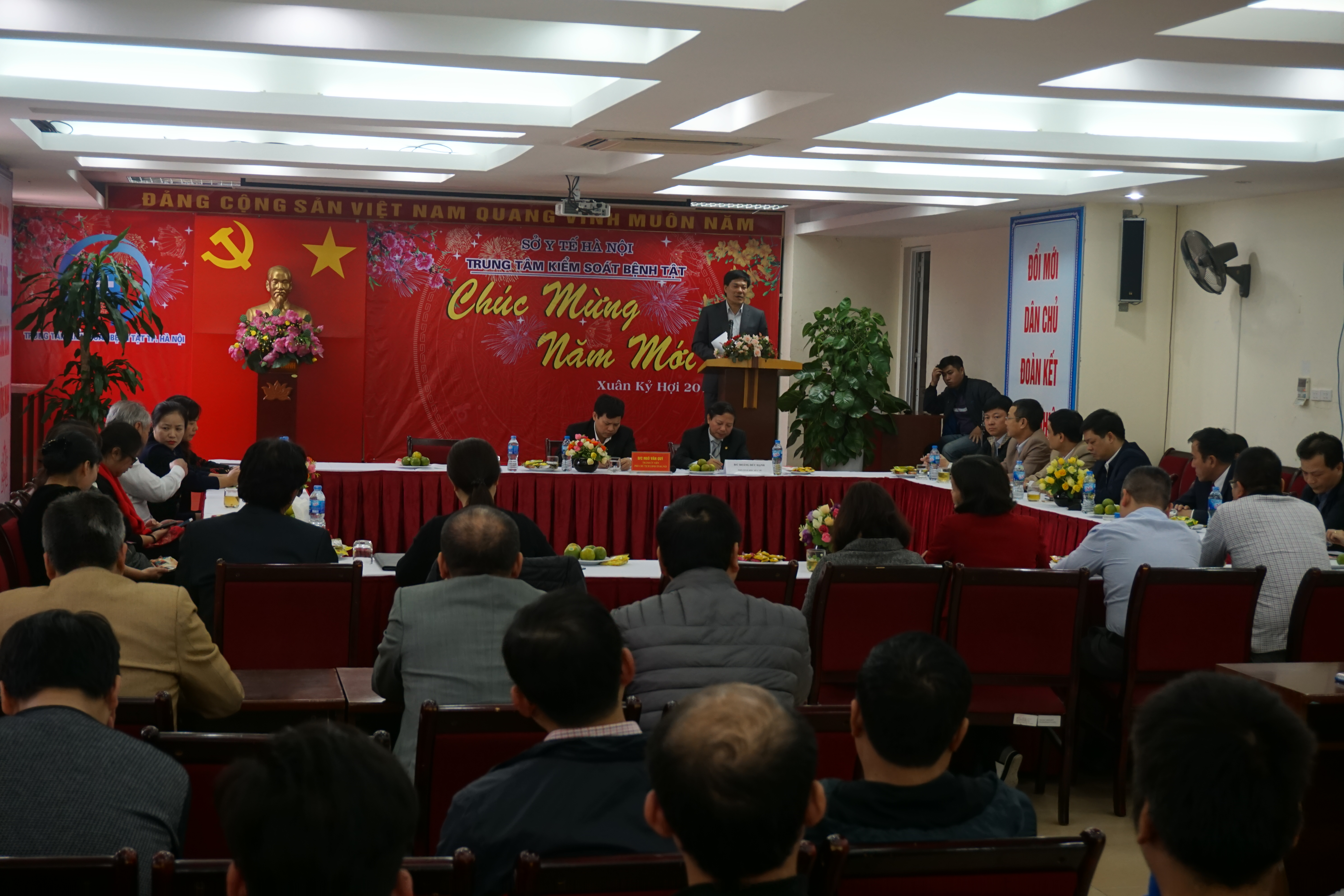Phó Chủ tịch UBND TP Hà Nội Ngô Văn Qúy thăm và chúc tết Trung tâm Kiểm soát bệnh tật thành phố Hà Nội